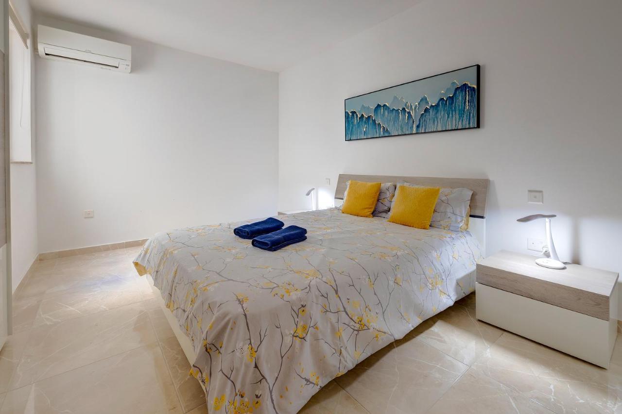 Deluxe Apartment Steps To St George'S Bay Saint Julian's Exterior photo